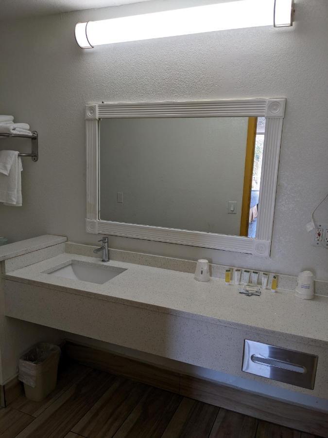 Days Inn & Suites By Wyndham Port Richey Exteriér fotografie